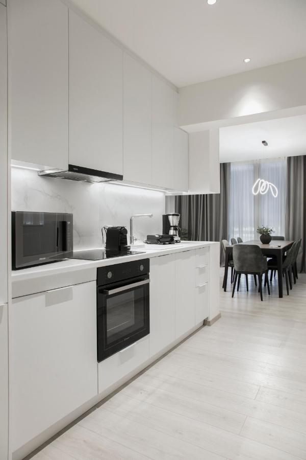 Ultra Chic Modern 4 Bedrooms In Apartment *