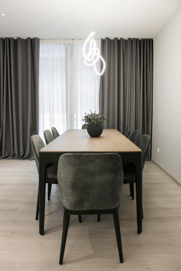 Ultra Chic Modern 4 Bedrooms In Apartment *