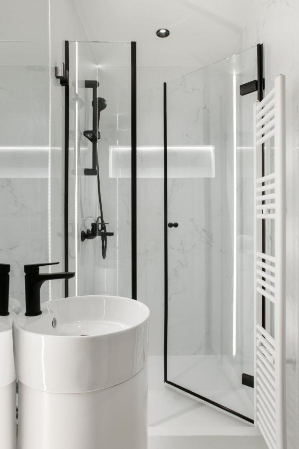 Ultra Chic Modern 4 Bedrooms In Apartment *