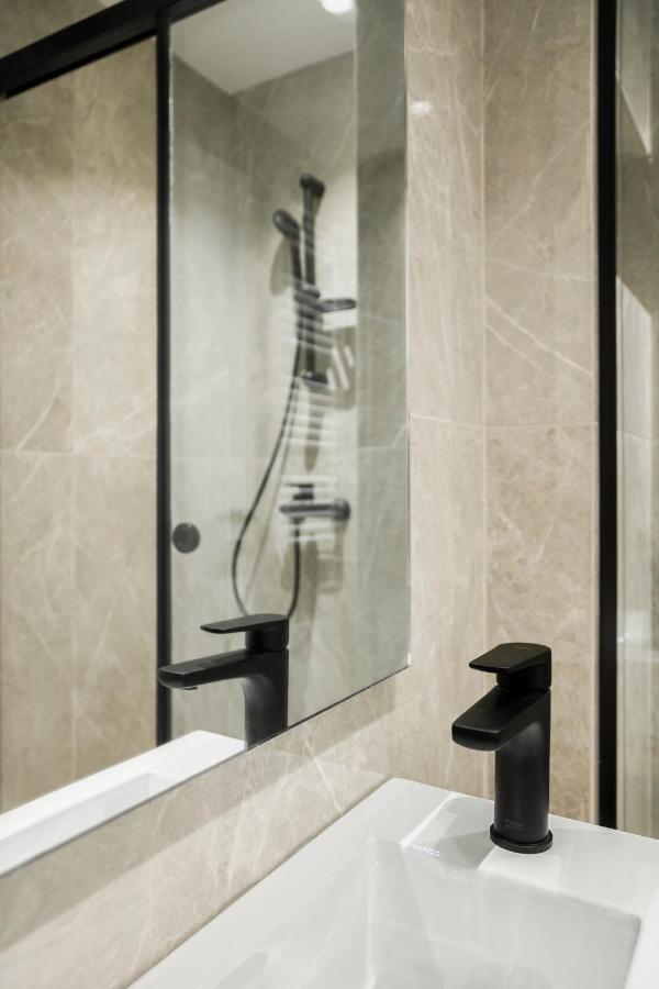 Ultra Chic Modern 4 Bedrooms In Apartment *